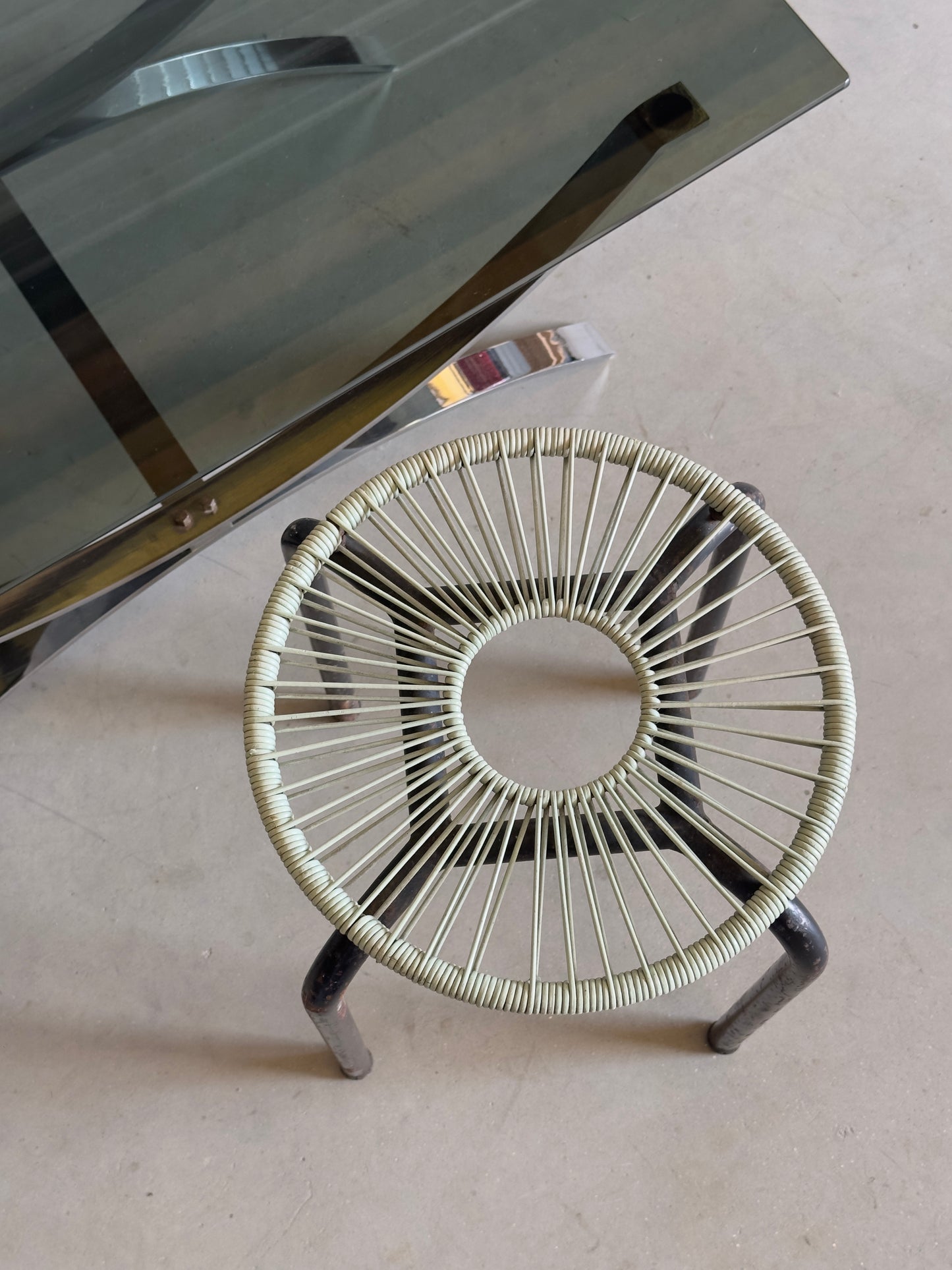 Tabouret vintage — métal & fil tressé bleu ciel