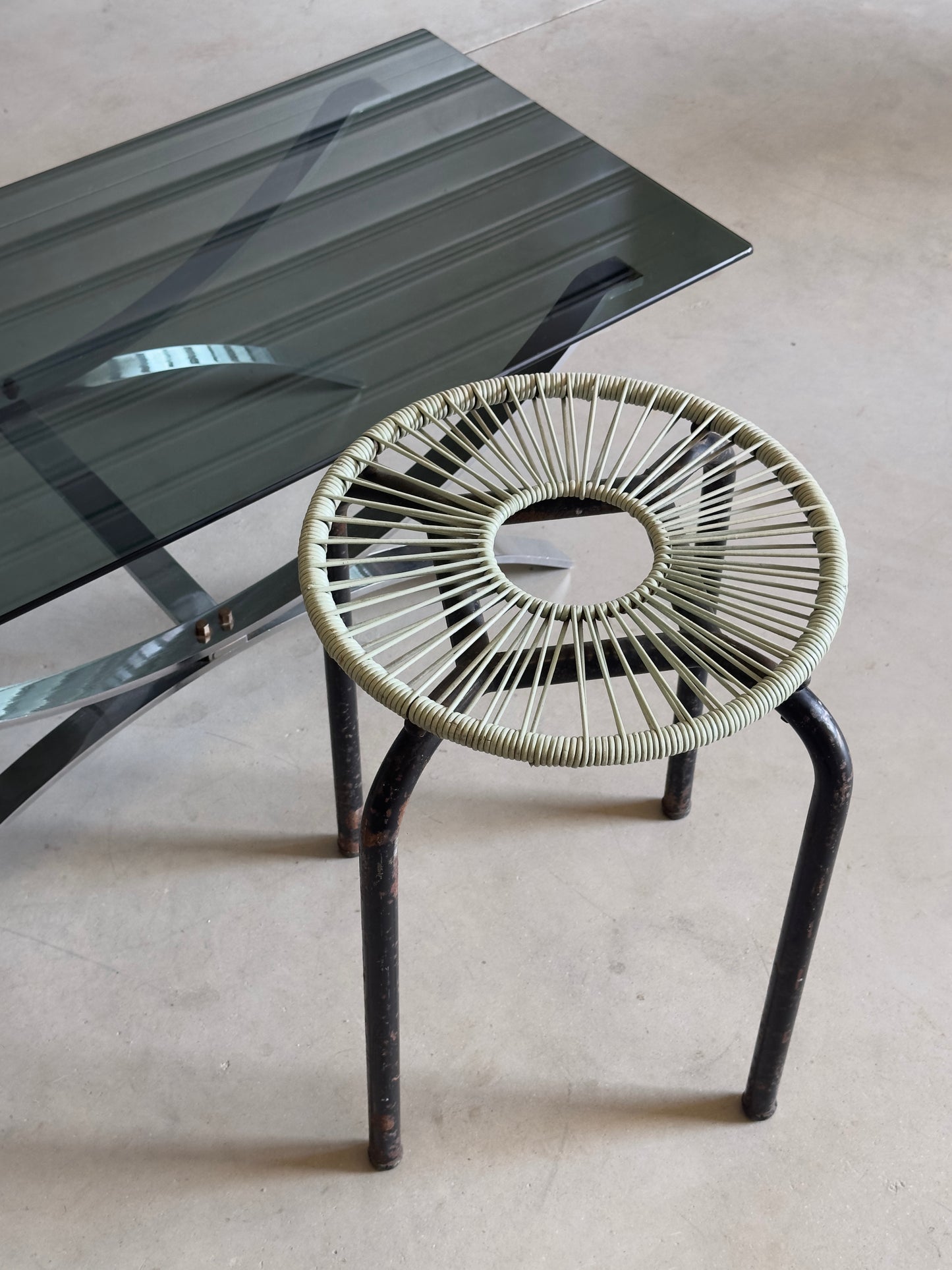 Tabouret vintage — métal & fil tressé bleu ciel