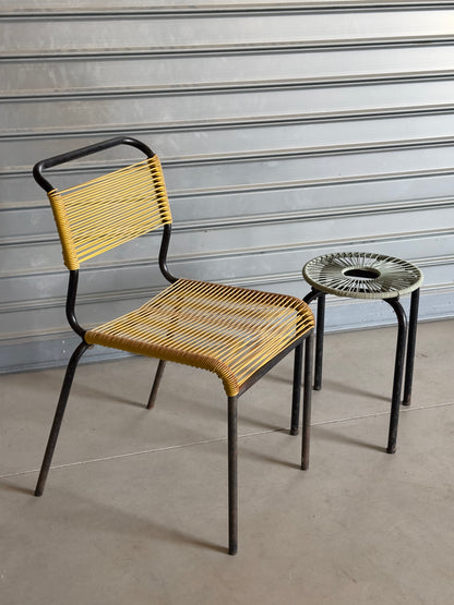 Chaise scoubidou jaune — années 60