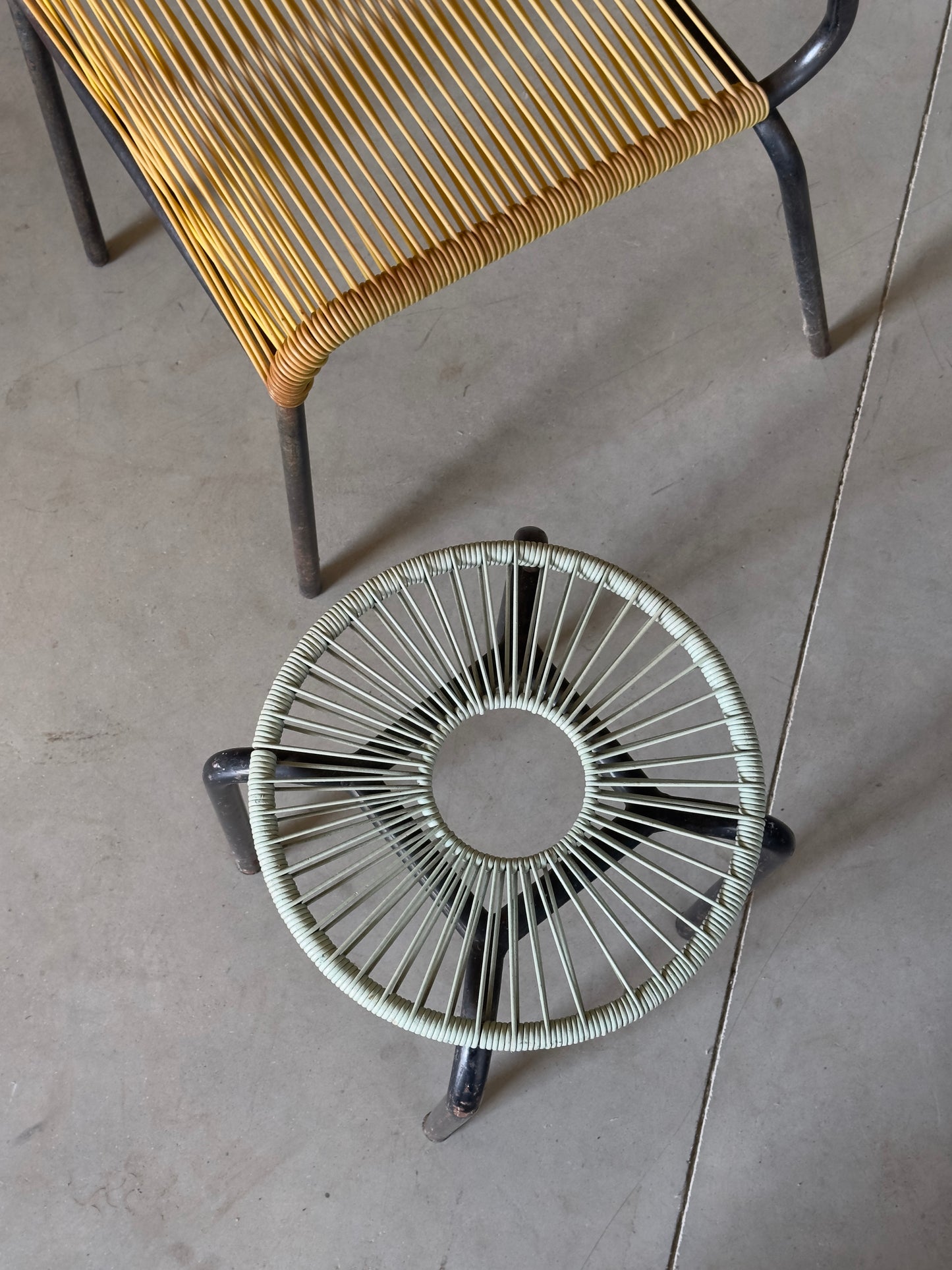 Tabouret vintage — métal & fil tressé bleu ciel