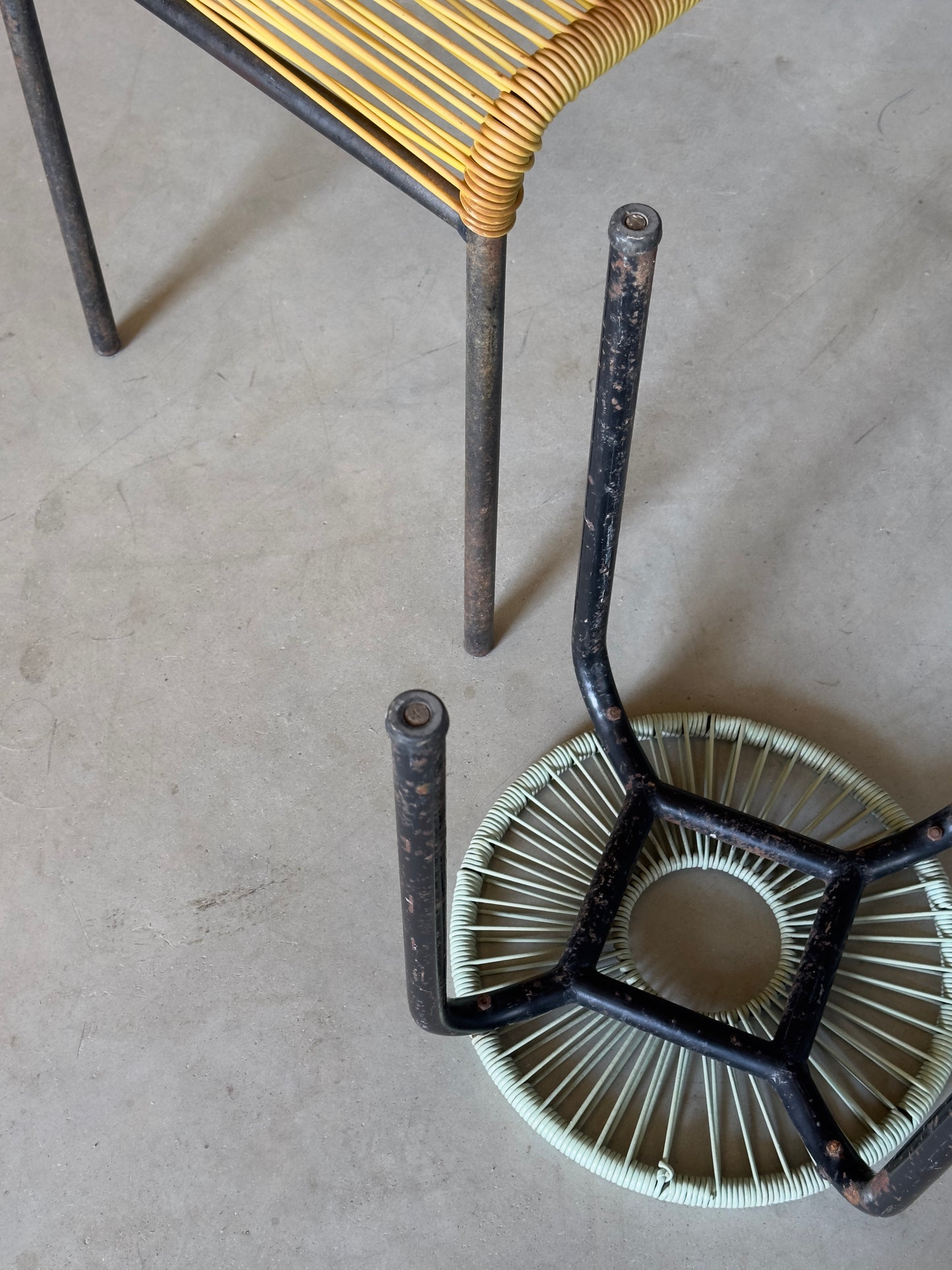 Tabouret vintage — métal & fil tressé bleu ciel