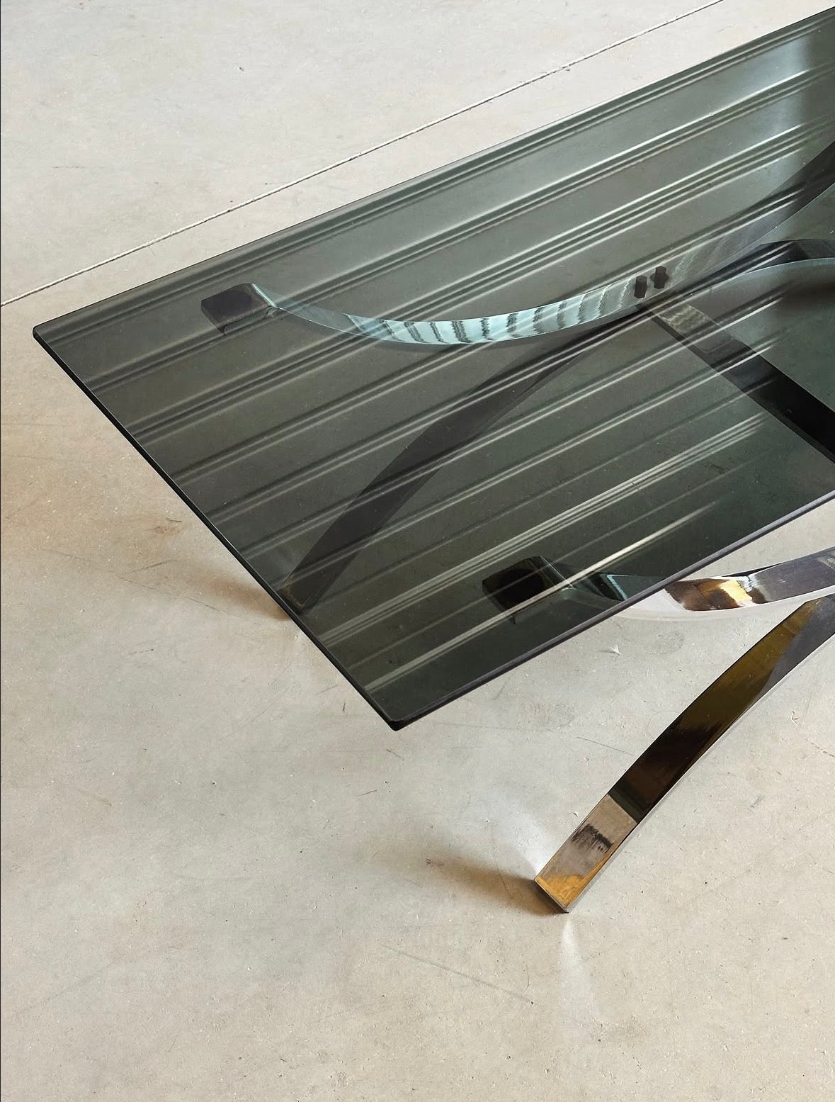 Table basse vintage — verre fumé & chrome