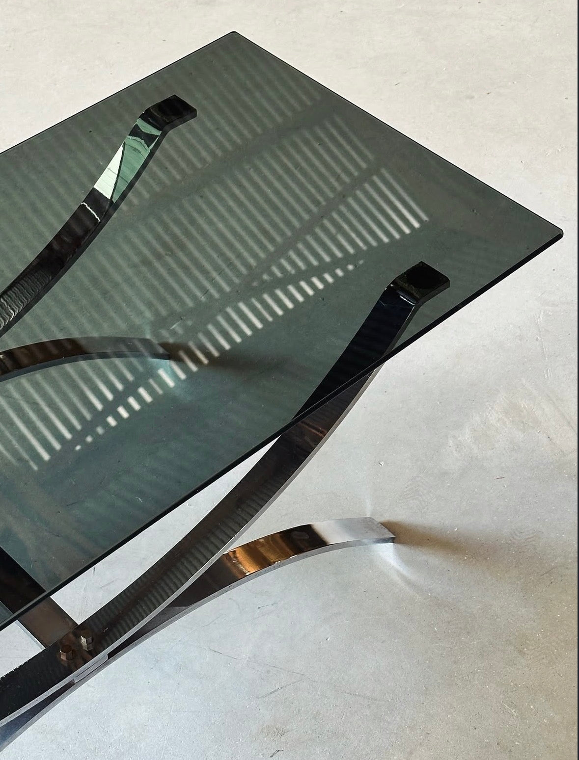 Table basse vintage — verre fumé & chrome