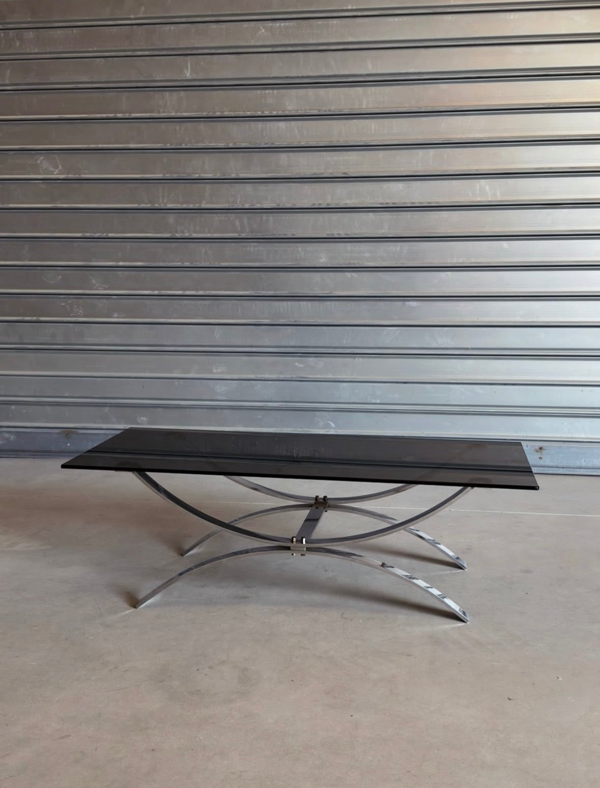 Table basse vintage — verre fumé & chrome