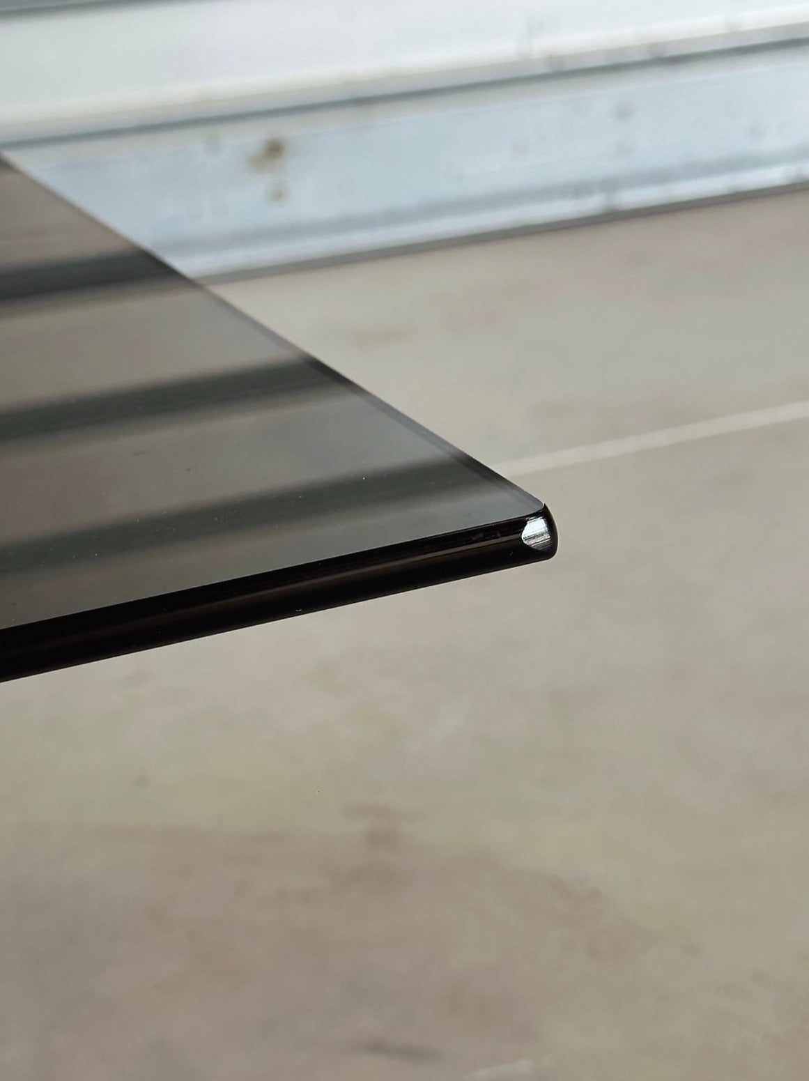 Table basse vintage — verre fumé & chrome