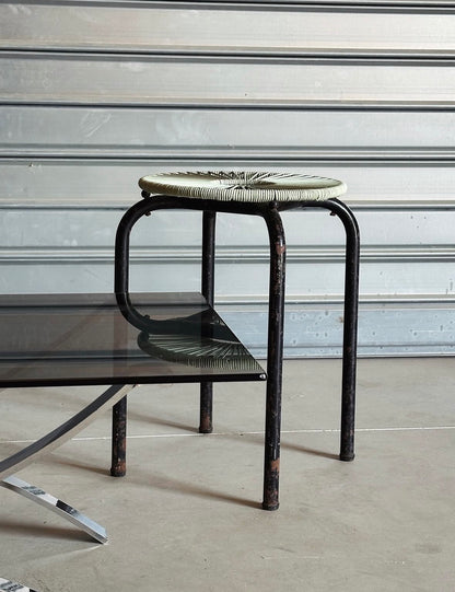 Table basse vintage — verre fumé & chrome