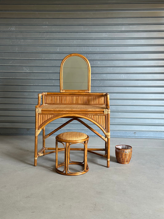 Coiffeuse vintage en rotin et ses accessoires