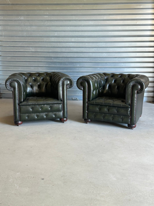 Paire de fauteuils Chesterfield vintage en cuir vert olive