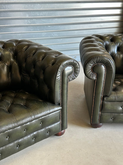 Paire de fauteuils Chesterfield vintage en cuir vert olive