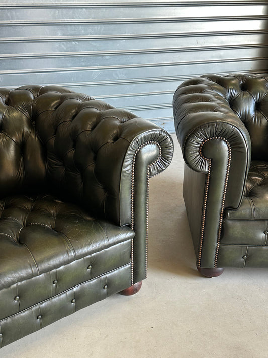 Paire de fauteuils Chesterfield vintage en cuir vert olive