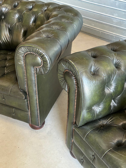 Paire de fauteuils Chesterfield vintage en cuir vert olive