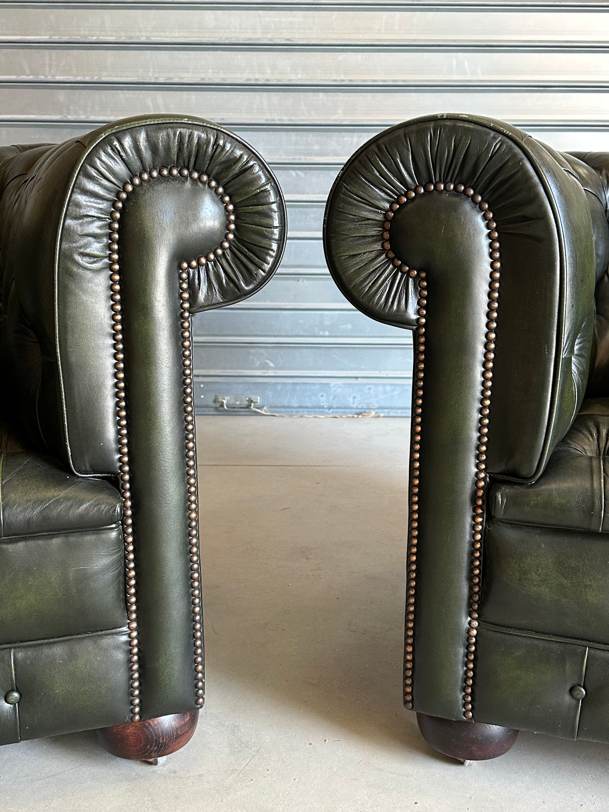 Paire de fauteuils Chesterfield vintage en cuir vert olive