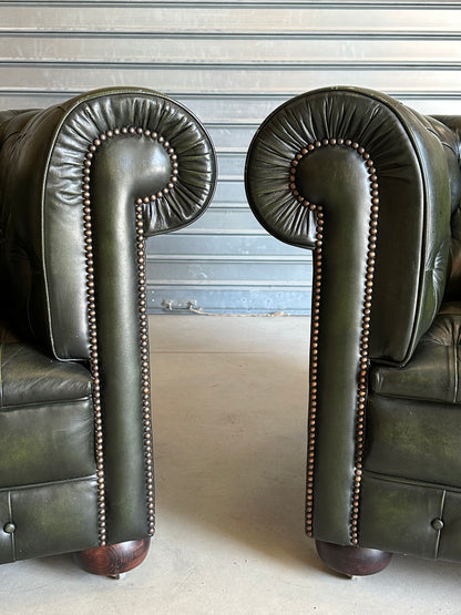 Paire de fauteuils Chesterfield vintage en cuir vert olive