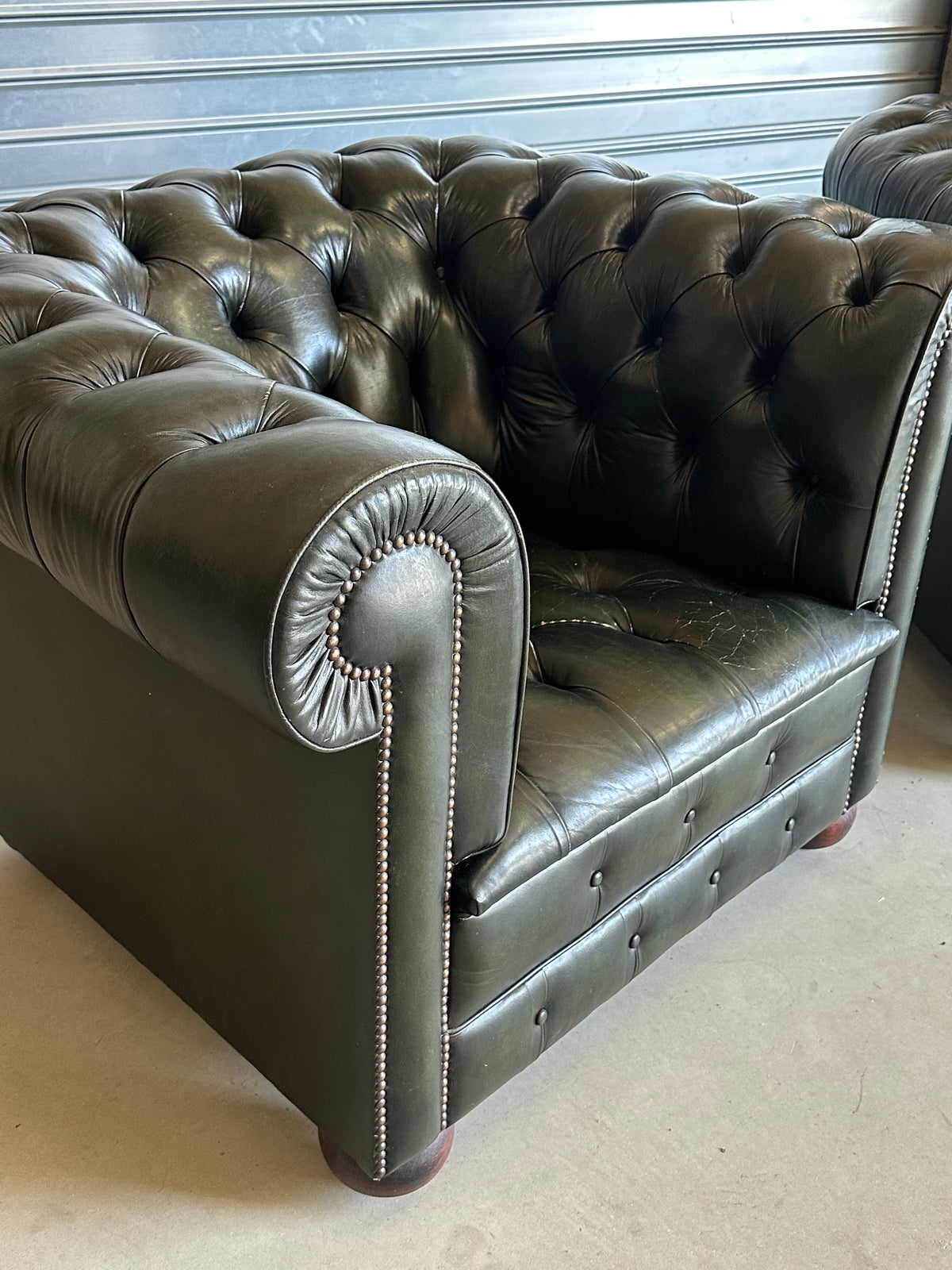 Paire de fauteuils Chesterfield vintage en cuir vert olive