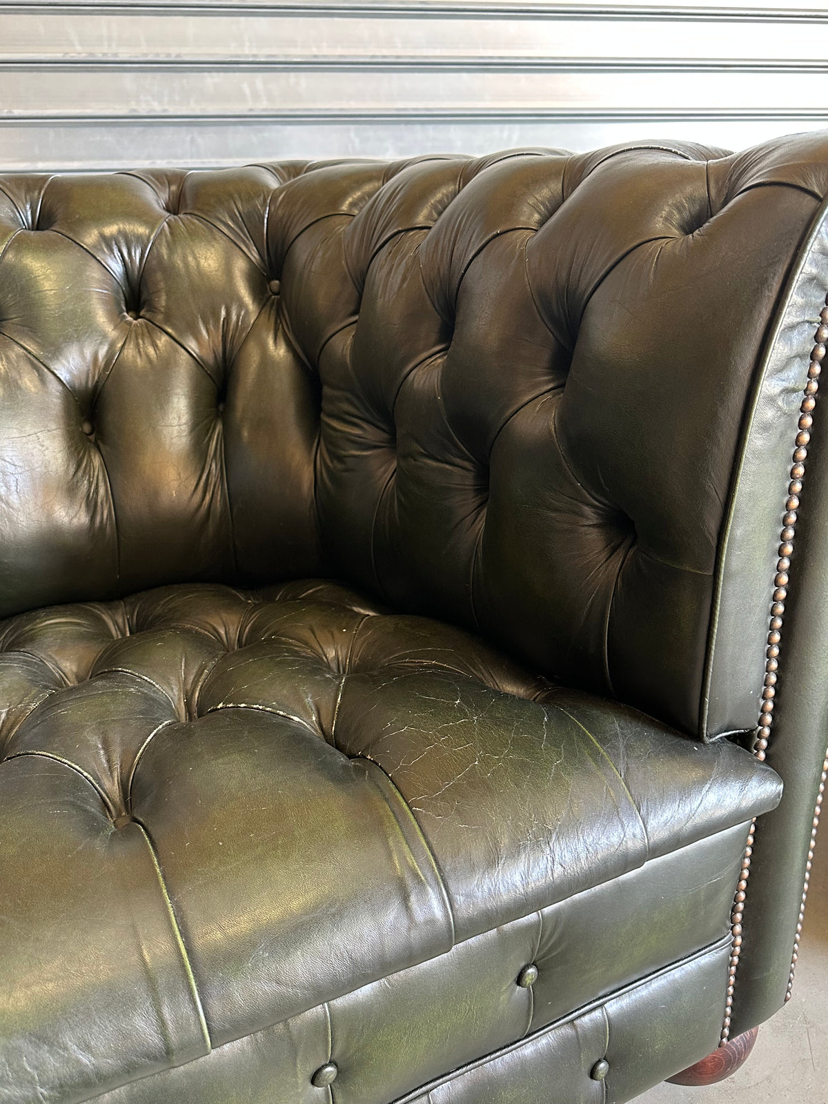 Paire de fauteuils Chesterfield vintage en cuir vert olive