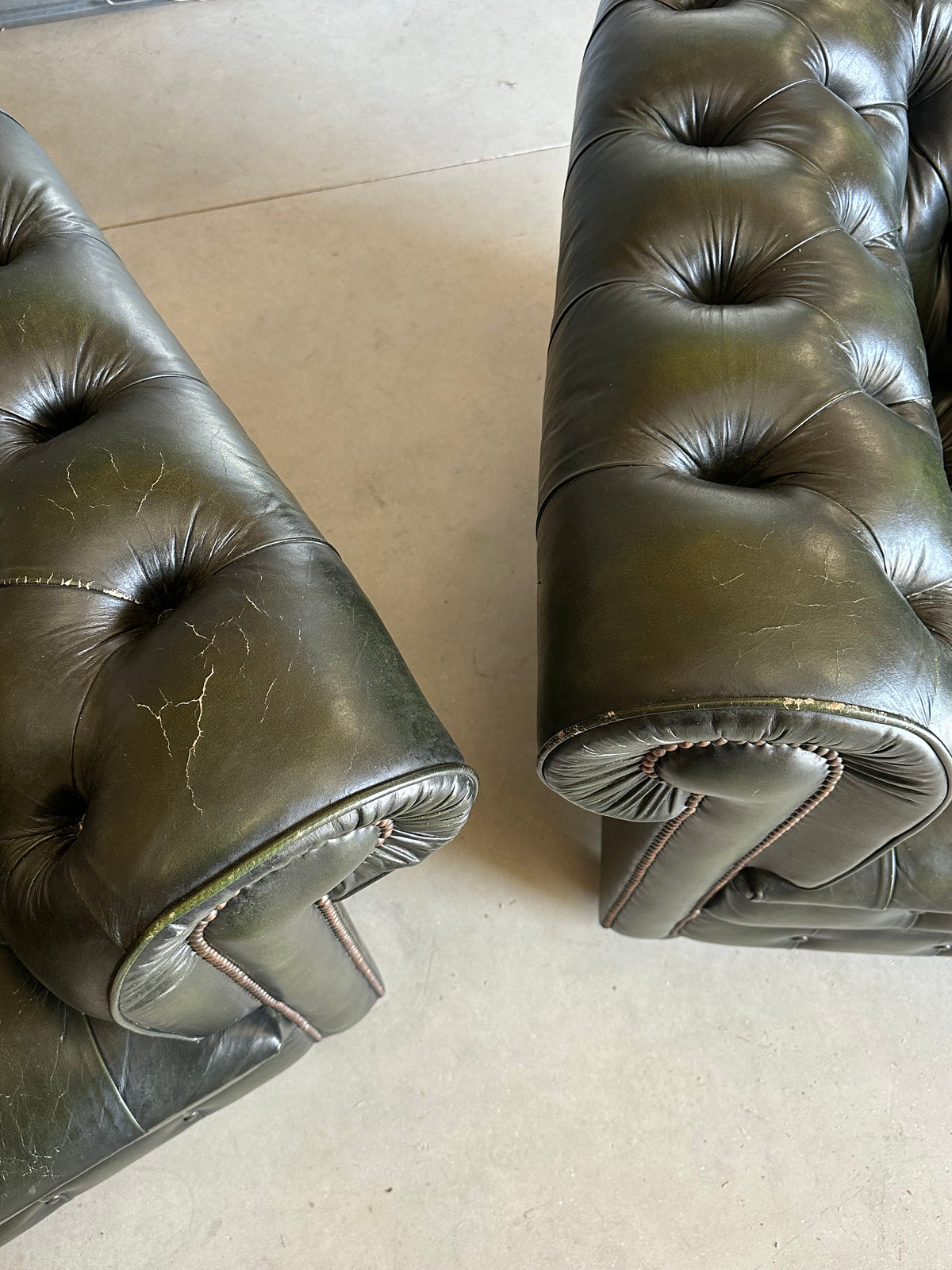 Paire de fauteuils Chesterfield vintage en cuir vert olive
