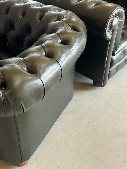 Paire de fauteuils Chesterfield vintage en cuir vert olive