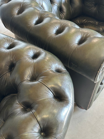 Paire de fauteuils Chesterfield vintage en cuir vert olive