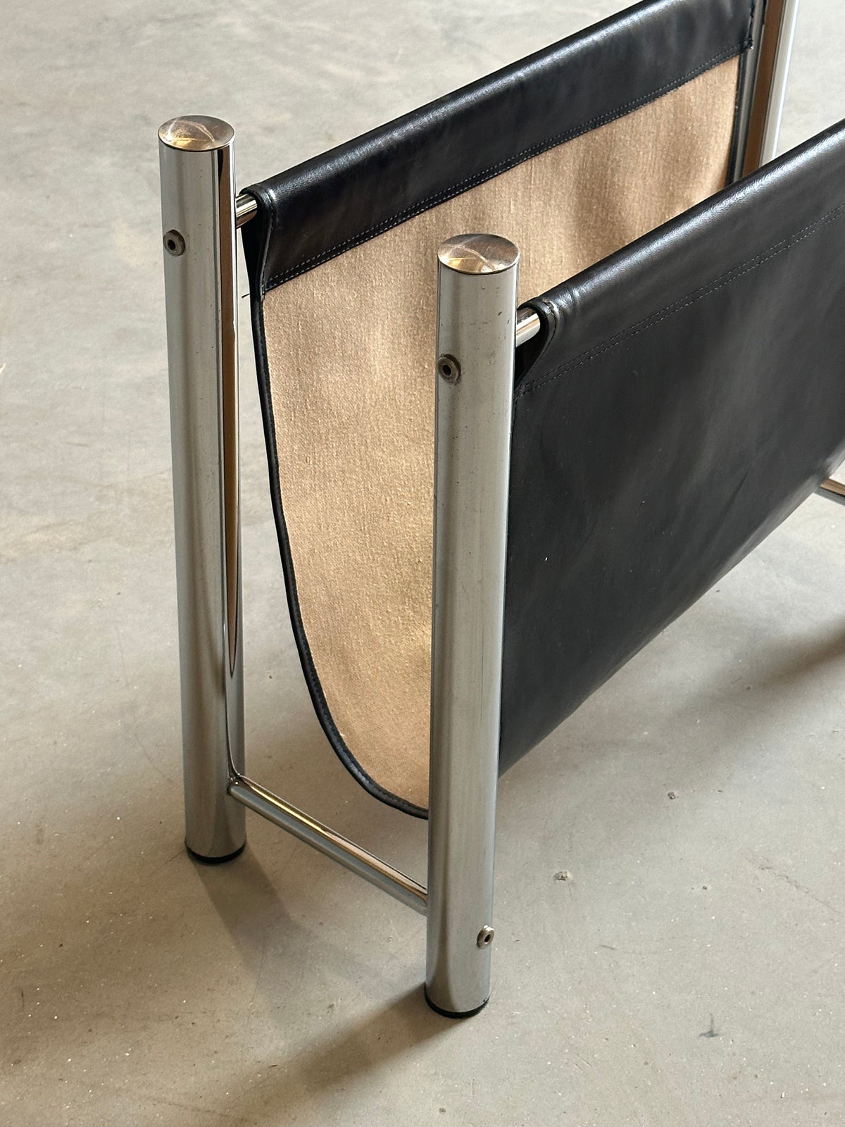 Porte-revues vintage en chrome et simili cuir noir