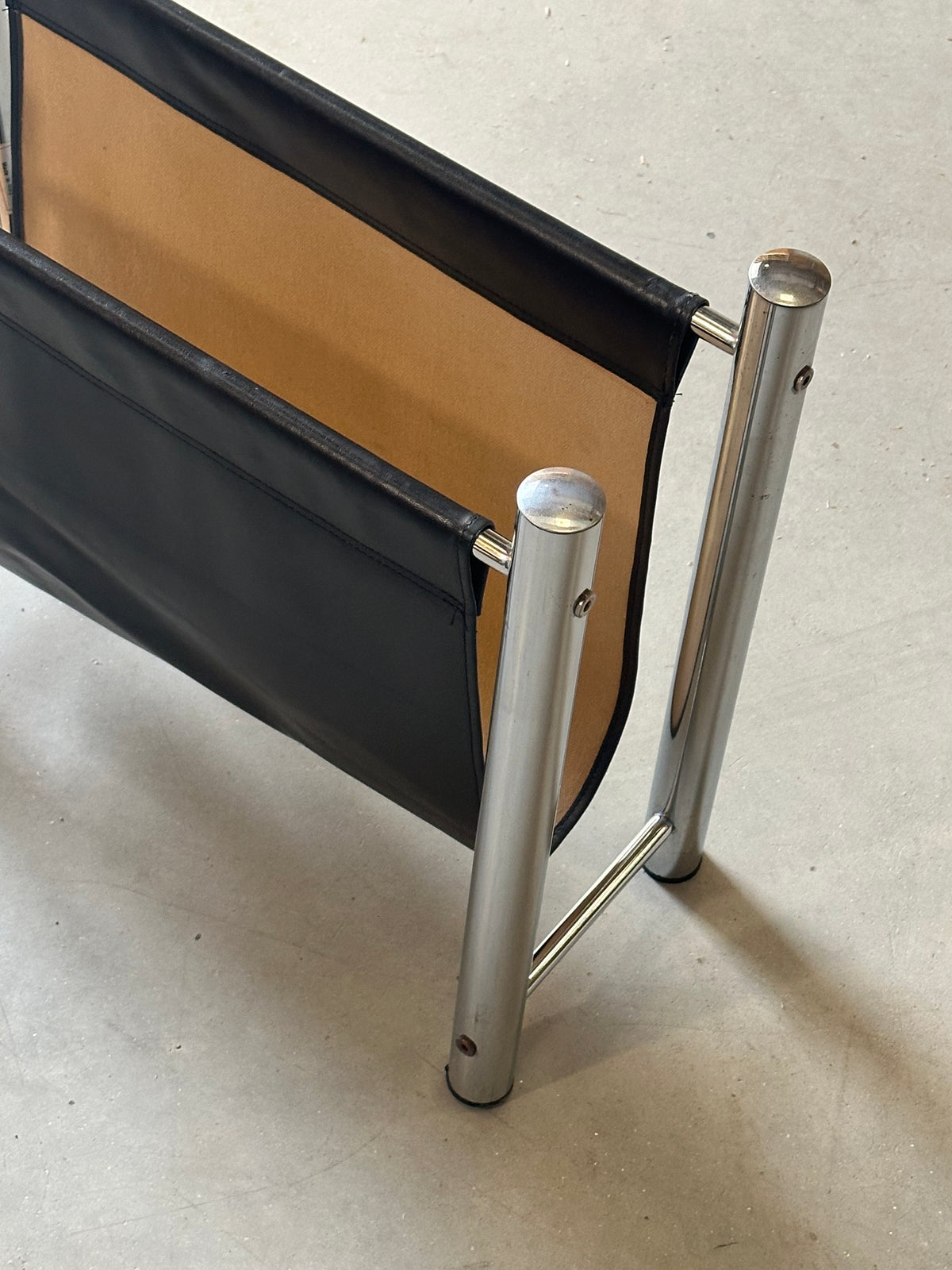 Porte-revues vintage en chrome et simili cuir noir