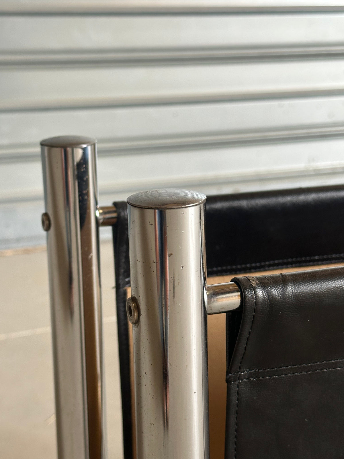 Porte-revues vintage en chrome et simili cuir noir