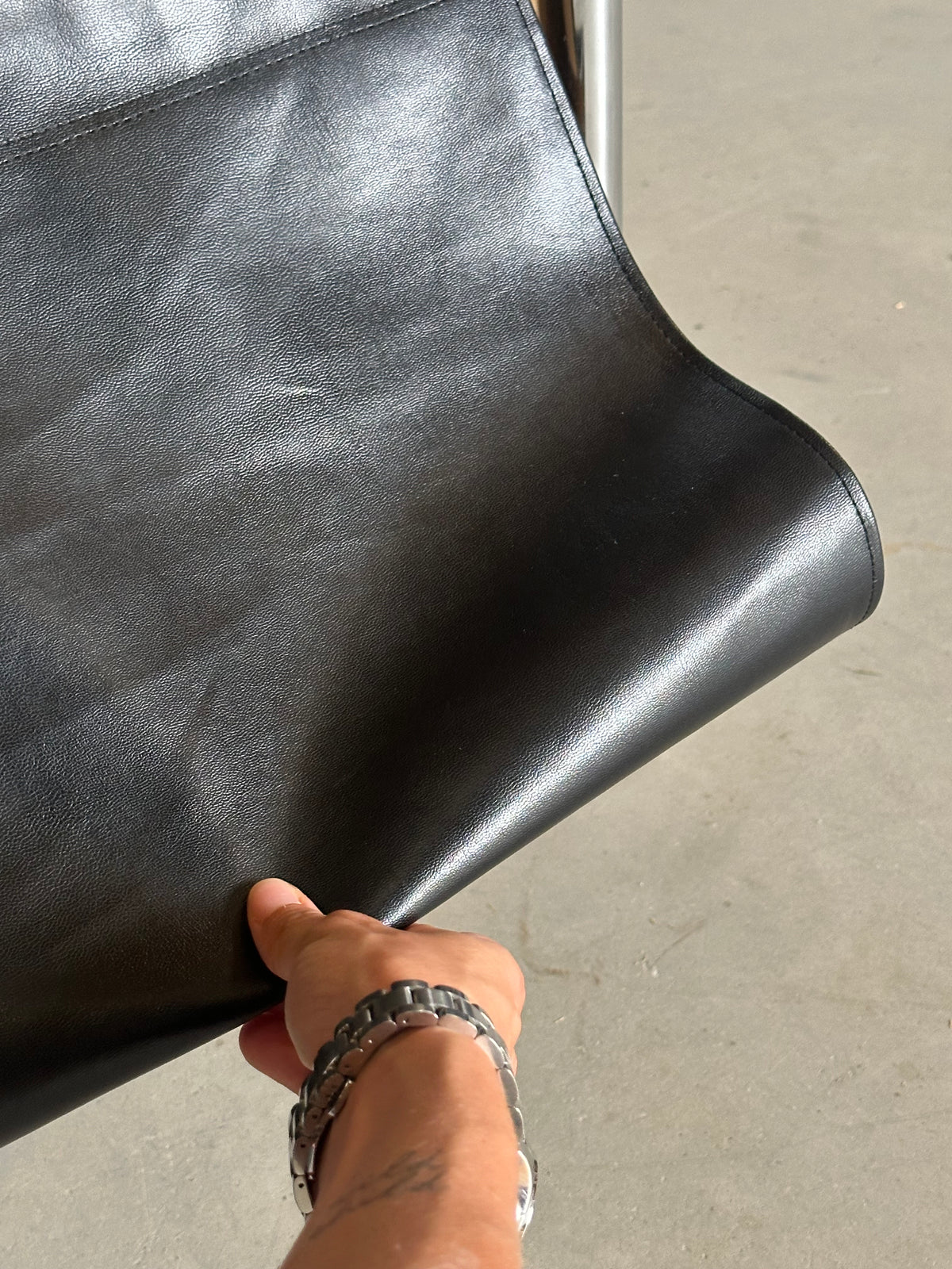 Porte-revues vintage en chrome et simili cuir noir