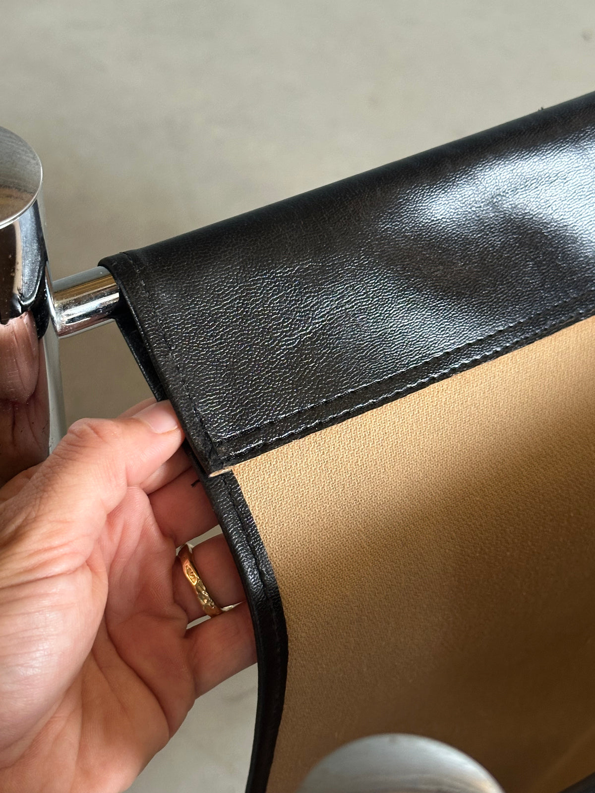 Porte-revues vintage en chrome et simili cuir noir