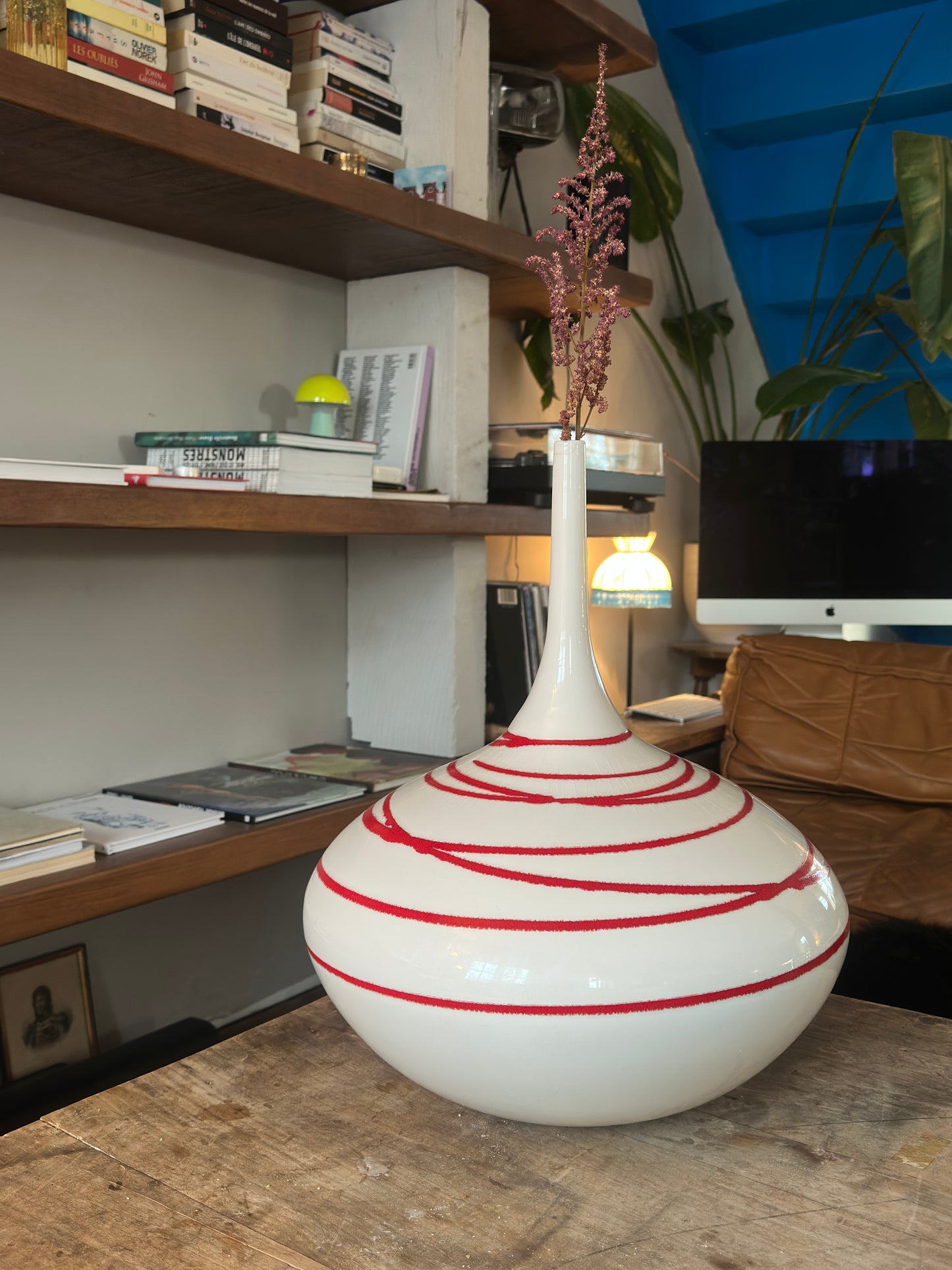 Grand soliflore en céramique blanche et rouge