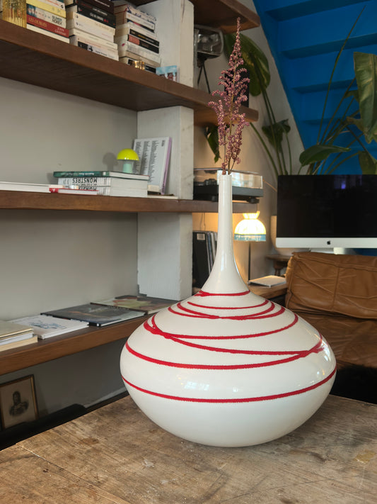 Grand soliflore en céramique blanche et rouge