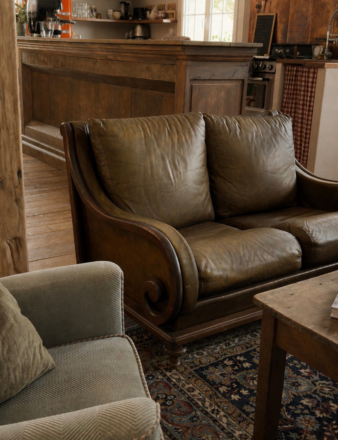 Salon esprit club anglais — canapé deux places & deux fauteuils