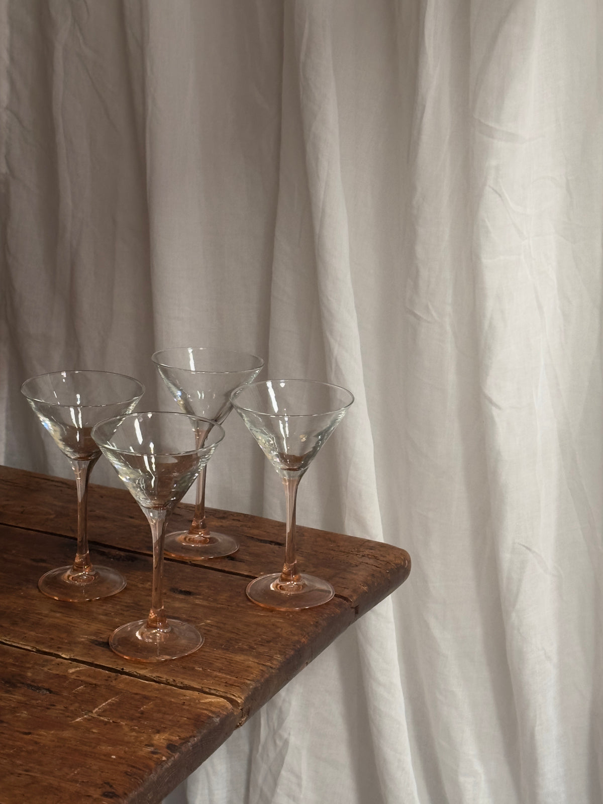 Lot de 4 verres à cocktail à pieds teintés
