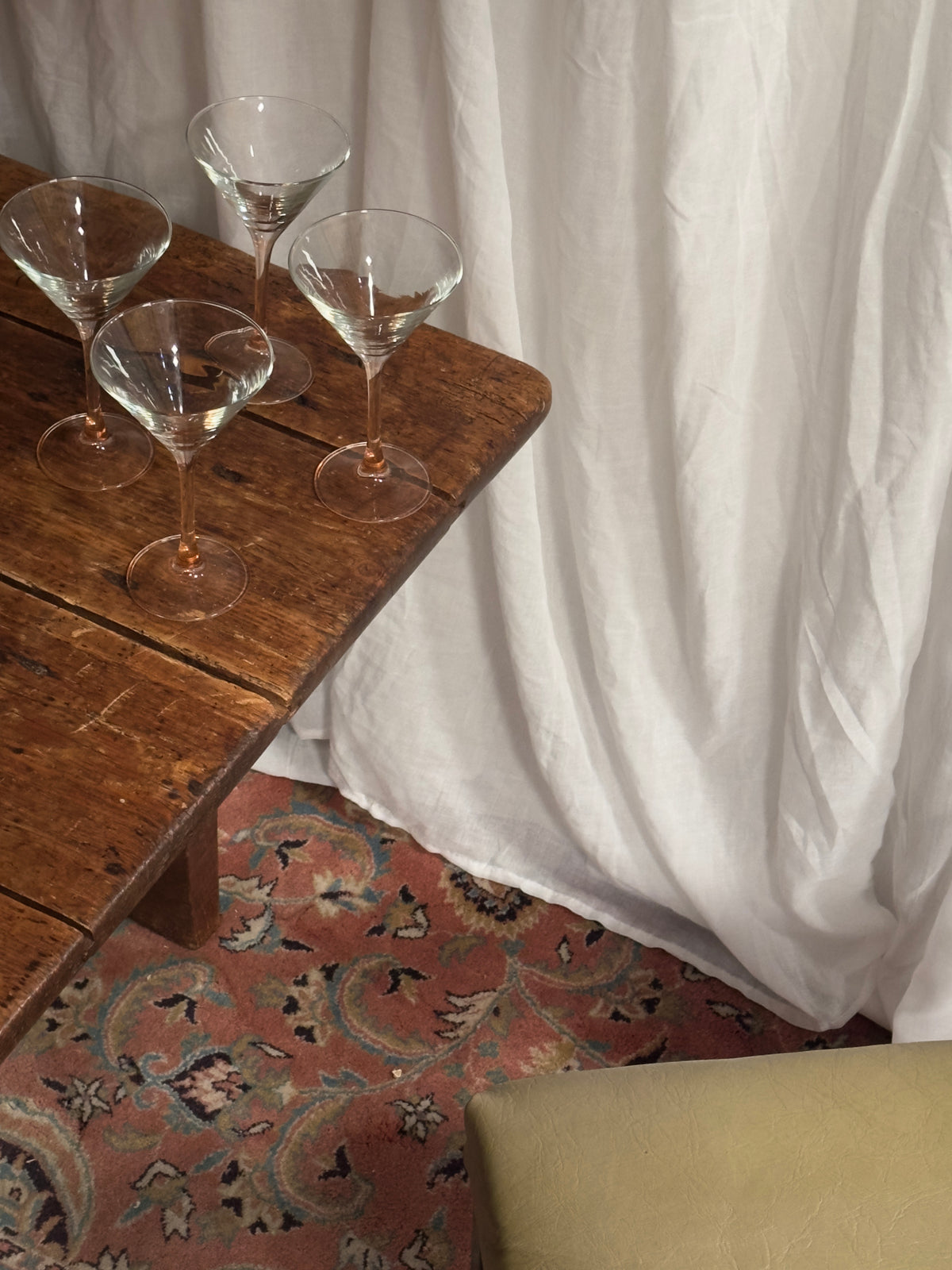 Lot de 4 verres à cocktail à pieds teintés